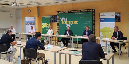 InfraServ Wiesbaden Kultusminister Lorz Wirbt Im Industriepark